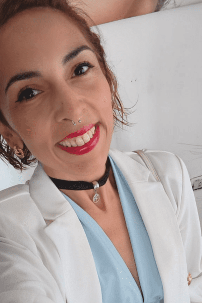 Cliente compartiendo su experiencia con Reiki a distancia